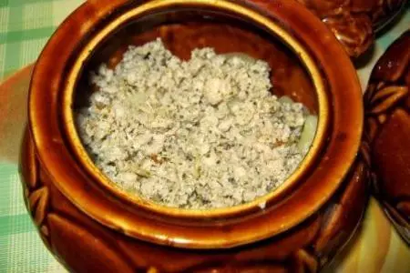 Галушки в горшочках (под мясным фаршем и куриным бульоном): шаг 4