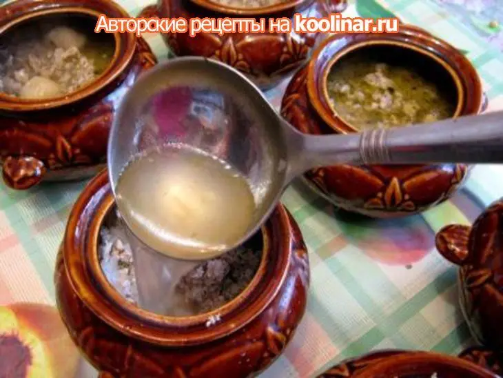Галушки в горшочках (под мясным фаршем и куриным бульоном): шаг 5