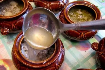 Галушки в горшочках (под мясным фаршем и куриным бульоном): шаг 5