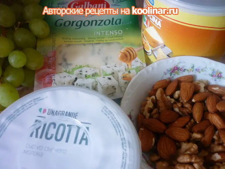 Наполеон "три сыра" с айвовым конфитюром,виноградом и орехами: шаг 2