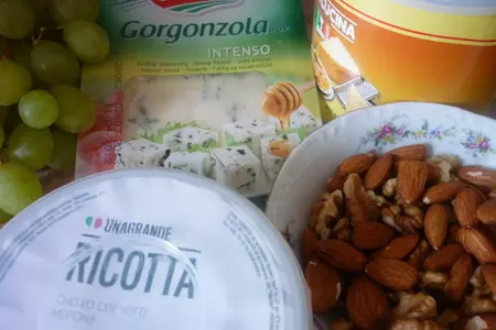 Наполеон "три сыра" с айвовым конфитюром,виноградом и орехами: шаг 2
