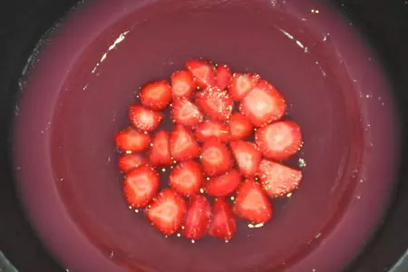 Клубничный слоенный торт: шаг 4
