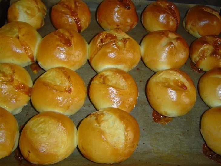 Сдобные булочки и рогалики с карамелью: шаг 1