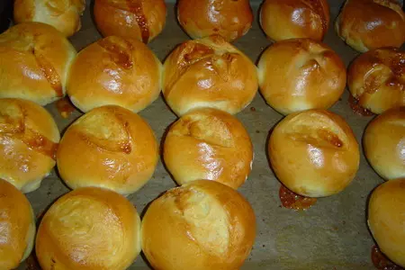 Сдобные булочки и рогалики с карамелью: шаг 1