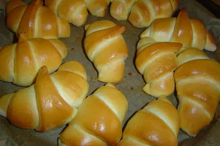 Сдобные булочки и рогалики с карамелью: шаг 3