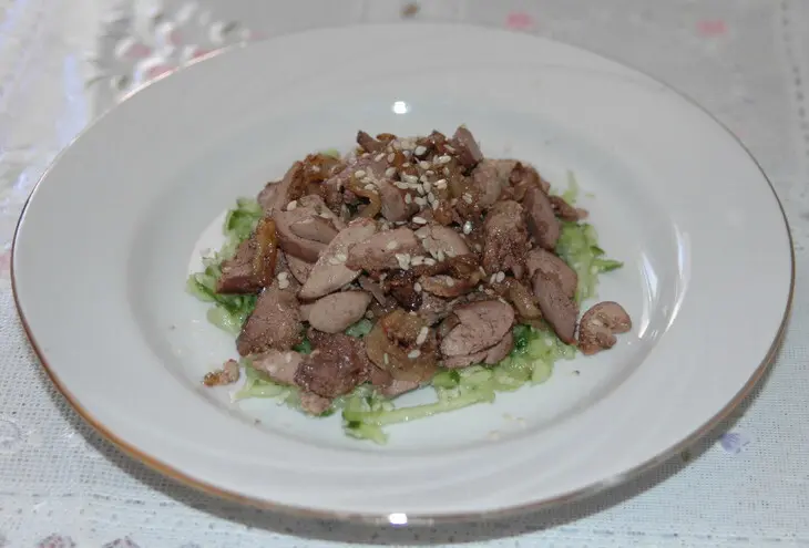 "свежесть" - салат с куриной печенью: шаг 4
