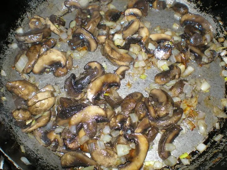 Курица фаршированная сыром и грибами: шаг 1