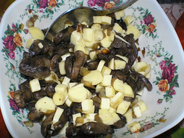 Курица фаршированная сыром и грибами: шаг 2
