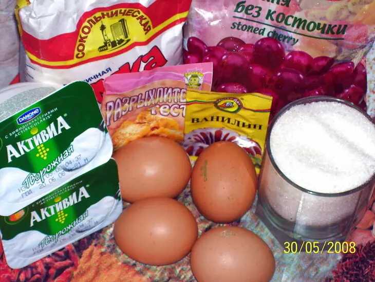 Бисквитный пирог с вишней: шаг 1