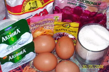 Бисквитный пирог с вишней: шаг 1