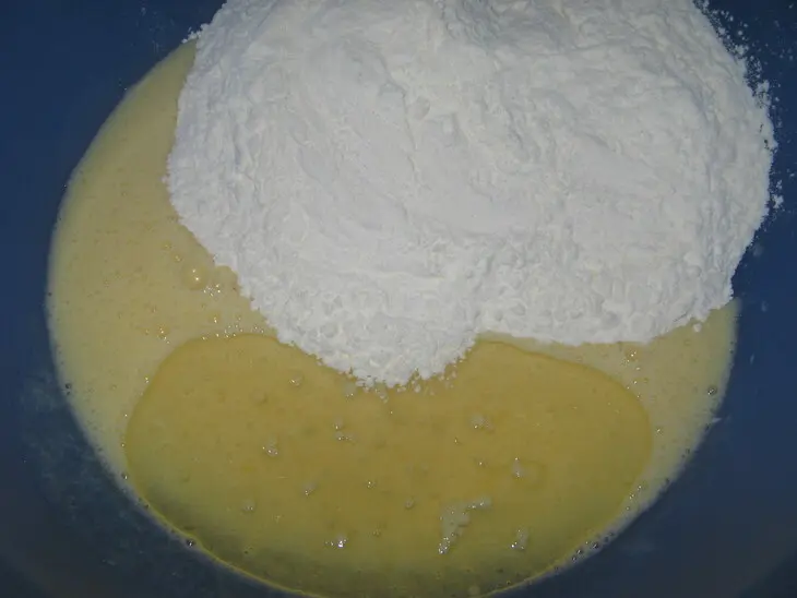 Кекс сметанный с какао и изюмом: шаг 3