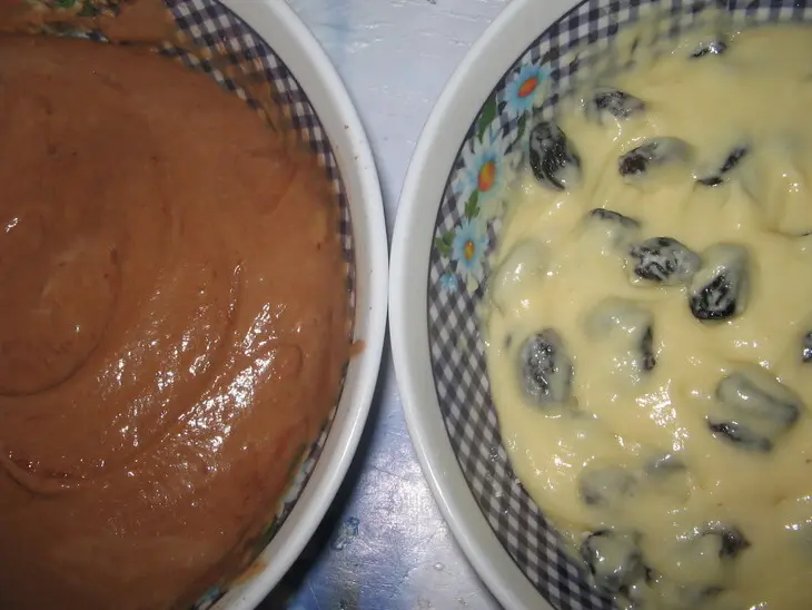 Кекс сметанный с какао и изюмом: шаг 4