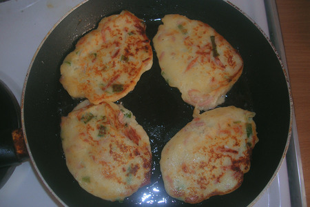 Оладушки картофельные с сыром и колбасой: шаг 4