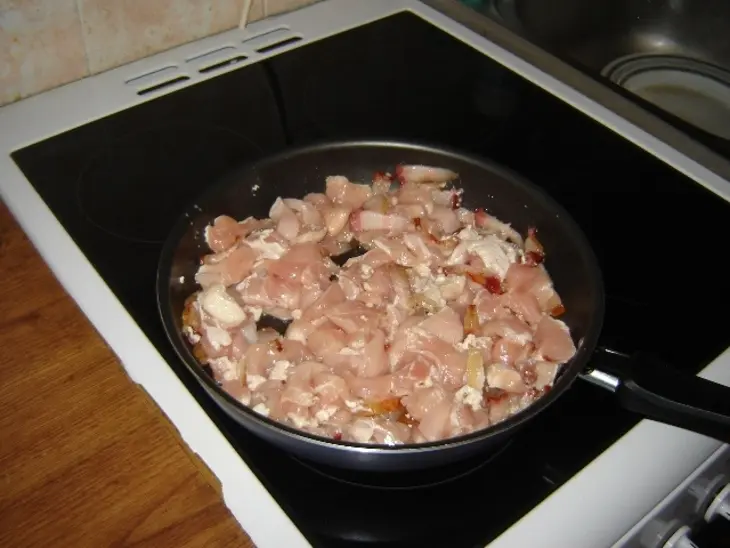 Куриное филе с грибами и корейкой: шаг 4
