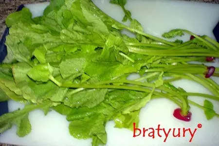 Салат из ботвы редиса с другими овощами. в данном случае - с помидорами.: шаг 2