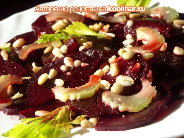 Салат из свеклы с сельдереем и кедровыми орехами: шаг 2