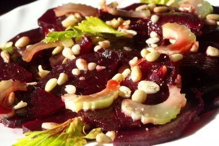 Салат из свеклы с сельдереем и кедровыми орехами: шаг 2