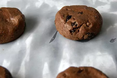 Проамериканское шоколадное печенье с изюмом и кардамоном: шаг 1