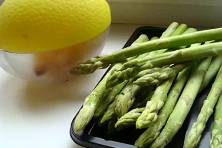 Спаржа с сушеными томатами в панировке /  asparagi con pomodori in panificazione: шаг 1