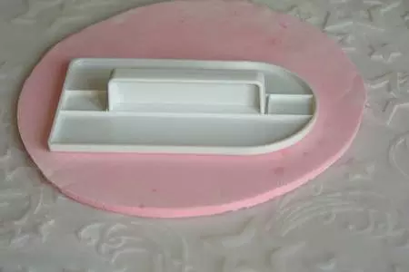 Торт "коробочка с косметикой" для юной модницы + бонус торт "лунтик и его друзья": шаг 8