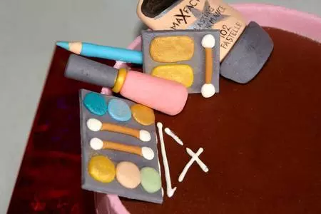 Торт "коробочка с косметикой" для юной модницы + бонус торт "лунтик и его друзья": шаг 25