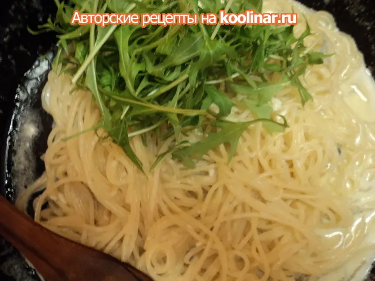Паста с руколой и грецкими орехами под соусом с голубым сыром: шаг 3