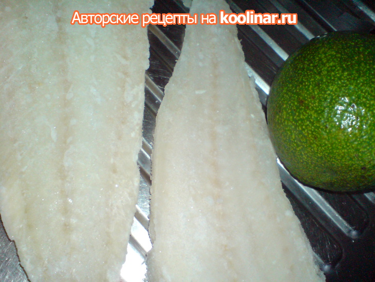 Салат из отварной белой рыбы и авокадо под сырно-укропным соусом: шаг 1