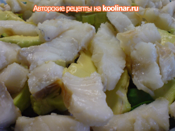 Салат из отварной белой рыбы и авокадо под сырно-укропным соусом: шаг 7