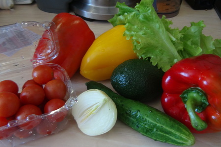 Овощной салат "краски лета" с оригинальной заправкой в лодочках из авокадо и сладкого перца: шаг 1