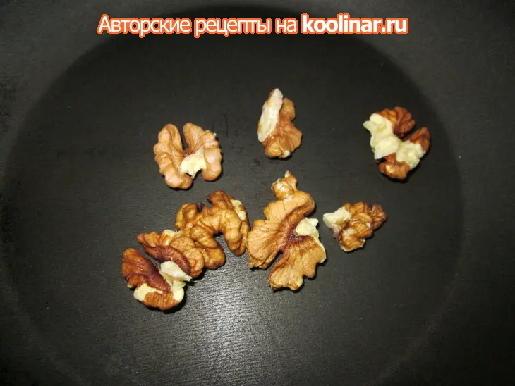 Зеленый салат с шампиньонами и сыром с голубой плесенью: шаг 2