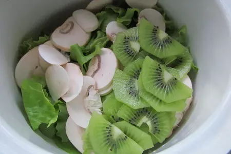Зеленый салат с шампиньонами и сыром с голубой плесенью: шаг 3