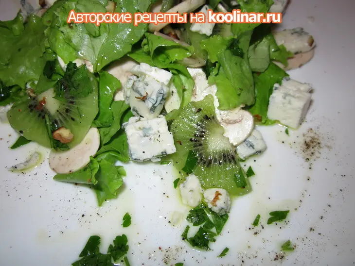 Зеленый салат с шампиньонами и сыром с голубой плесенью: шаг 7