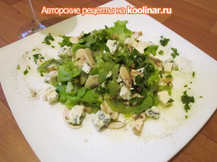 Зеленый салат с шампиньонами и сыром с голубой плесенью: шаг 8