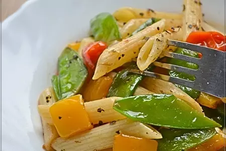 Пенне с горошком,сладким перцем и томатами-черри: шаг 1