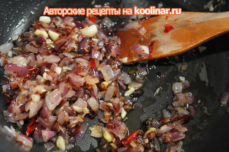 Сырный гратен с креветками и красным луком: шаг 4