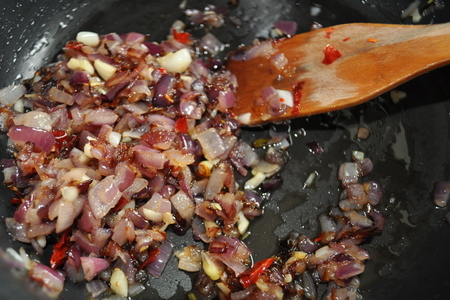 Сырный гратен с креветками и красным луком: шаг 4