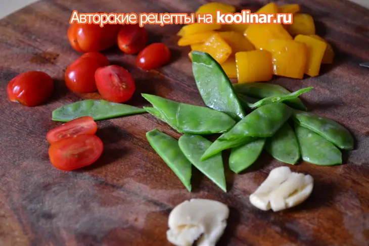 Пенне с горошком,сладким перцем и томатами-черри: шаг 2