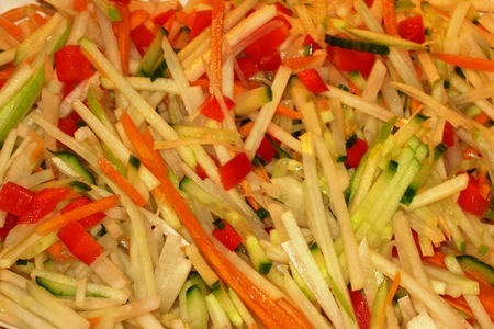 Супер-витаминный салат из кольраби: шаг 2