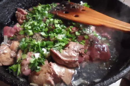Куриная печёнка с грибами: шаг 3