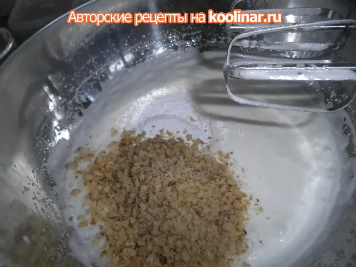 Шоколадный торт-мусс с клюквенным желе  на основе из ореховой меренги: шаг 1