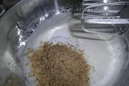 Шоколадный торт-мусс с клюквенным желе  на основе из ореховой меренги: шаг 1