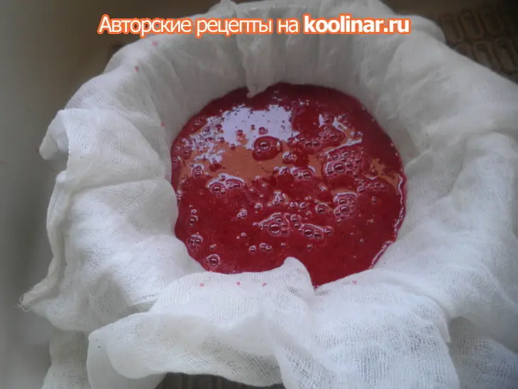 Шоколадный торт-мусс с клюквенным желе  на основе из ореховой меренги: шаг 3