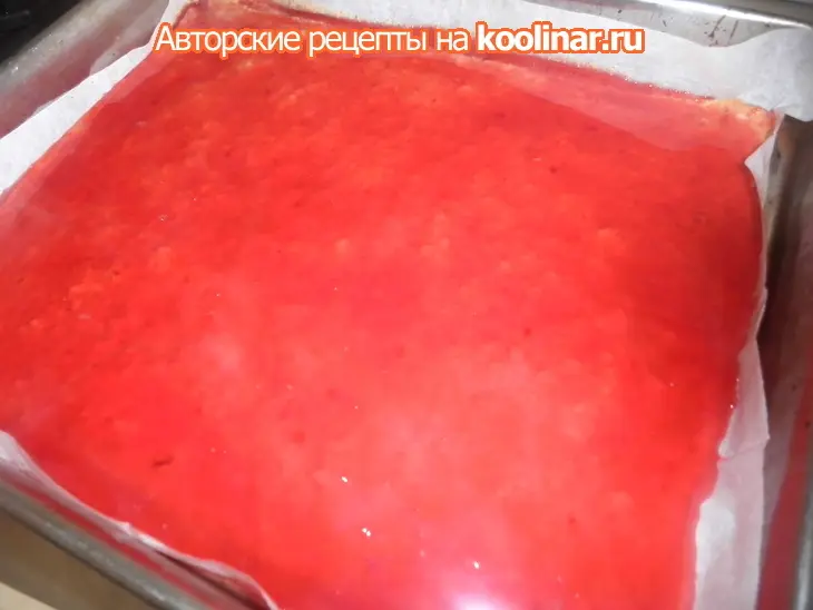 Шоколадный торт-мусс с клюквенным желе  на основе из ореховой меренги: шаг 4
