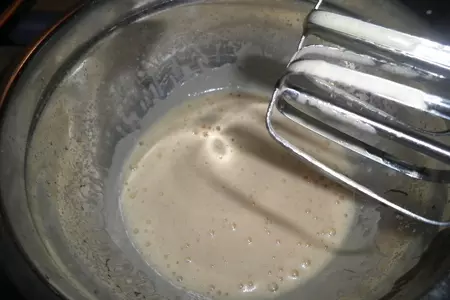 Шоколадный торт-мусс с клюквенным желе  на основе из ореховой меренги: шаг 5