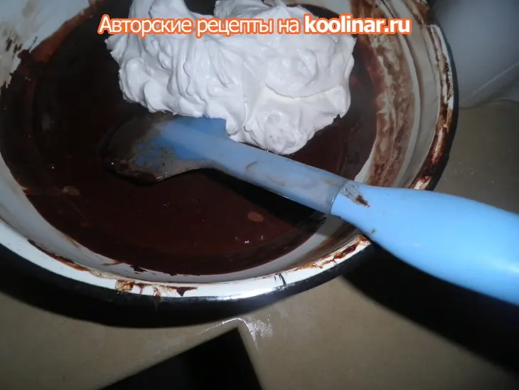 Шоколадный торт-мусс с клюквенным желе  на основе из ореховой меренги: шаг 7