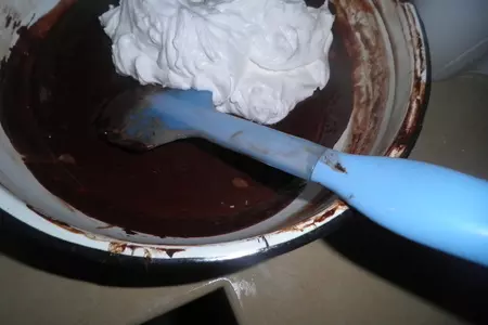 Шоколадный торт-мусс с клюквенным желе  на основе из ореховой меренги: шаг 7