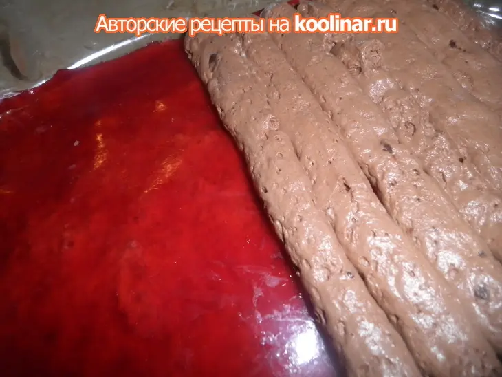 Шоколадный торт-мусс с клюквенным желе  на основе из ореховой меренги: шаг 8