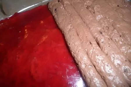 Шоколадный торт-мусс с клюквенным желе  на основе из ореховой меренги: шаг 8