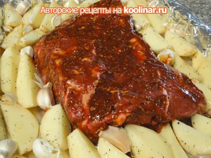 Мясо с картофелем и чесноком в духовке: шаг 4