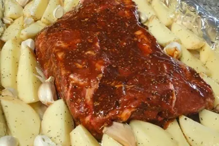 Мясо с картофелем и чесноком в духовке: шаг 4